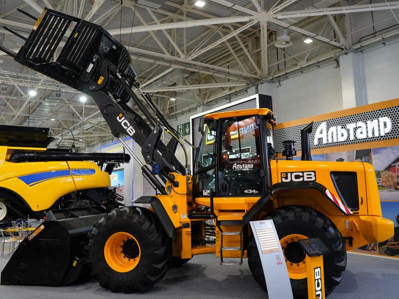 JCB представила новые машины для российских фермеров