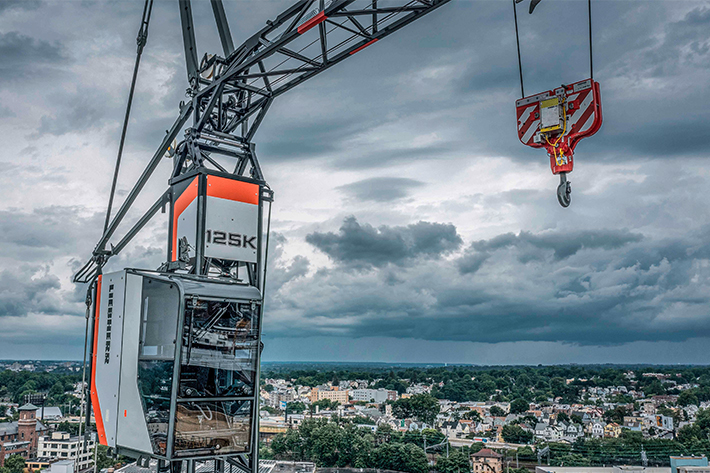 Кран Liebherr 125 K на строительстве жилого здания в штате Нью-Йорк