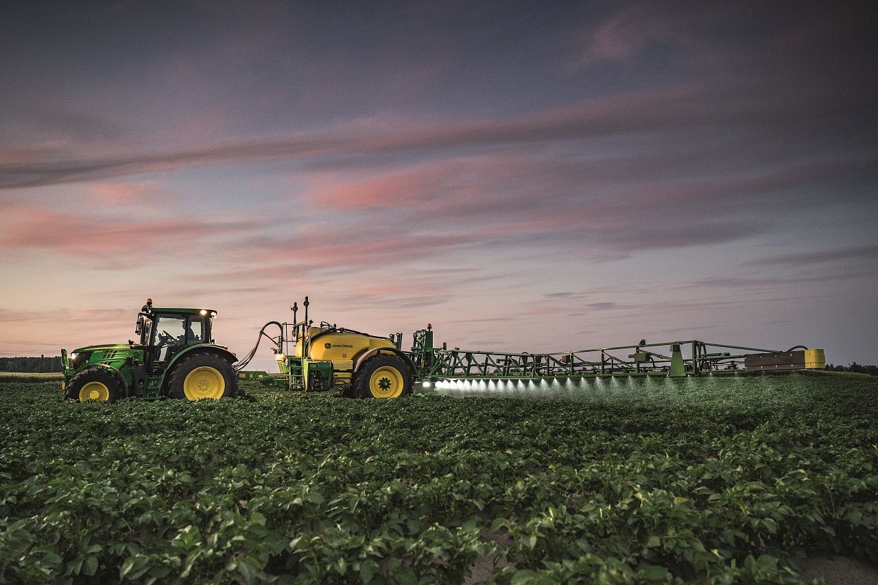 John Deere запускает в производство самый большой прицепной опрыскиватель