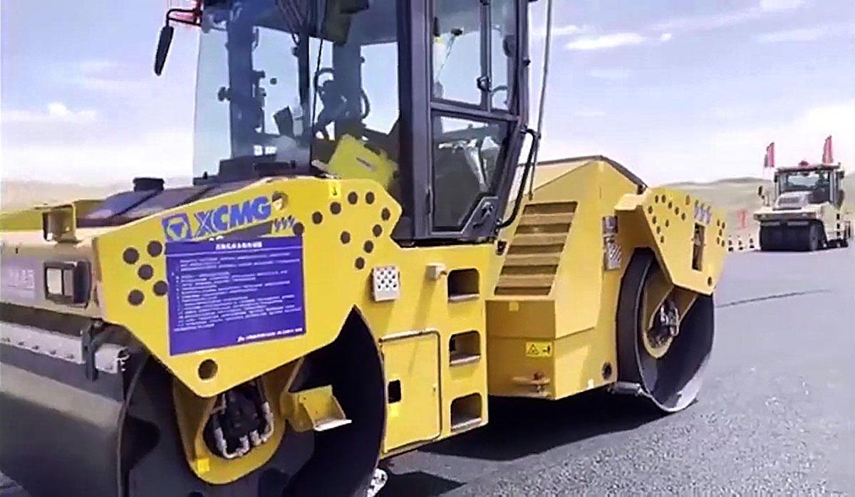 Беспилотная дорожная техника XCMG строит автостраду в пустыне