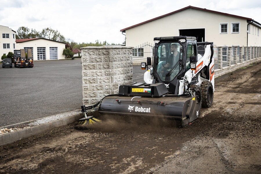 Компания Bobcat представила новую линейку навесных подметальных щеток с бункером