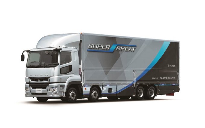 Грузовик Mitsubishi Fuso Super Great остановится сам, если водитель уснул за рулем