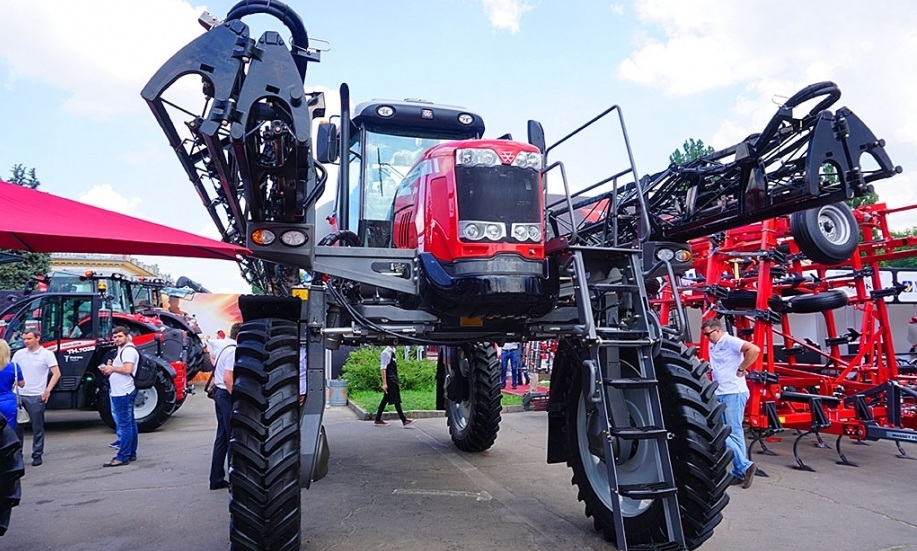В России приступят к работе новые самоходные опрыскиватели Massey Ferguson
