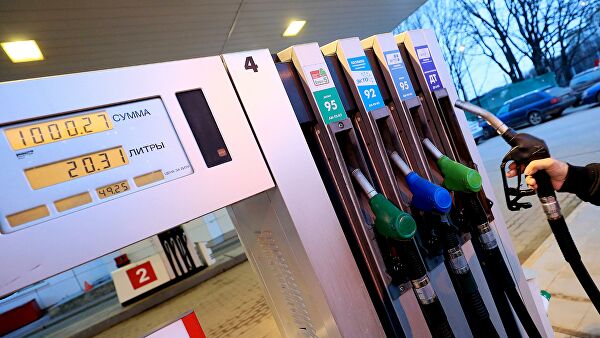 В России в период самоизоляции существенно сократились продажи бензина