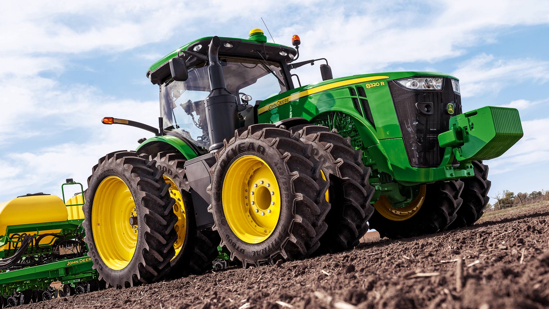 Аэропорт «Шереметьево» получил четыре снегоуборочных трактора John Deere