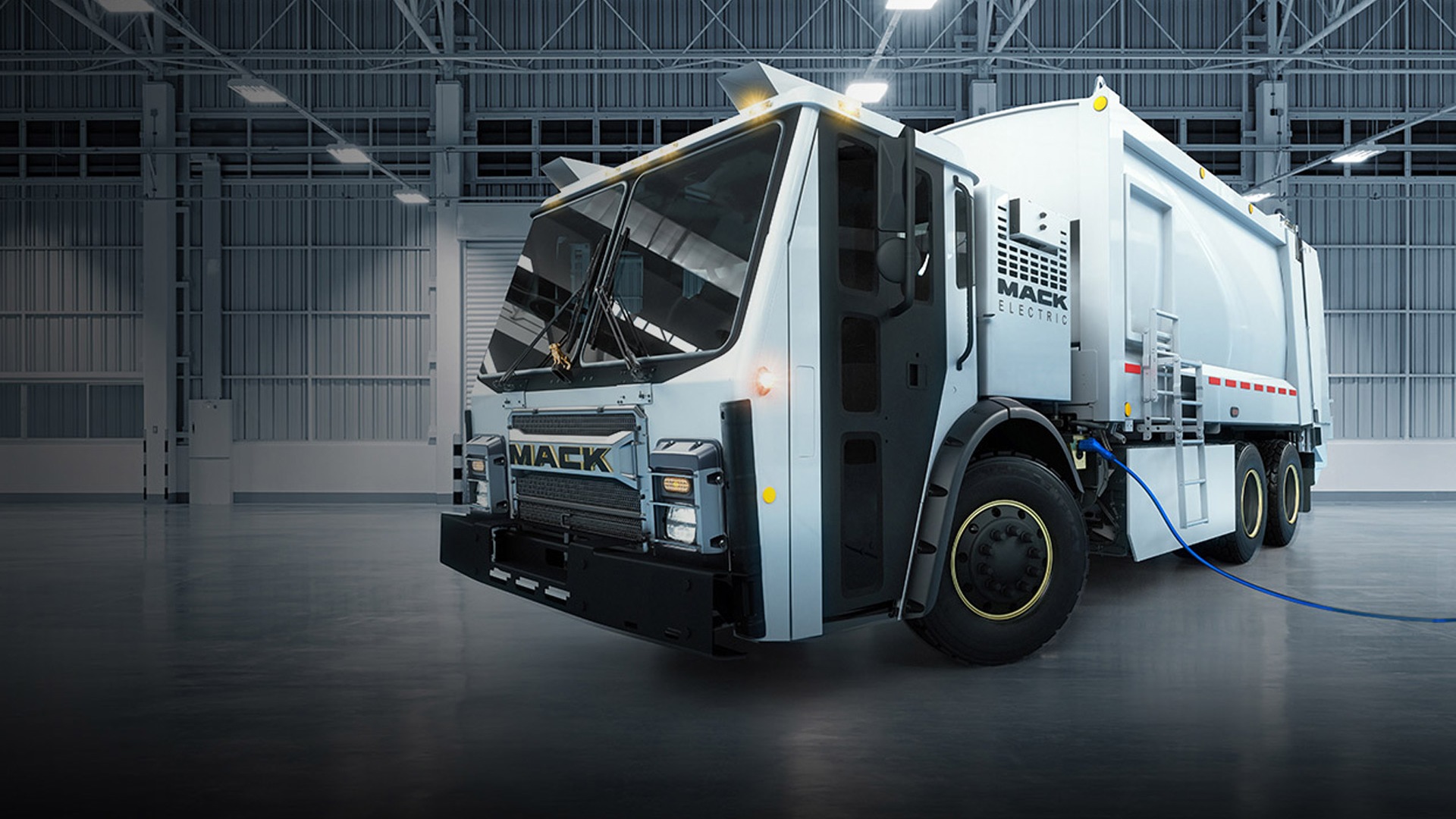 Мусорная машина Mack LR Electric на электрическом ходу готова к работе
