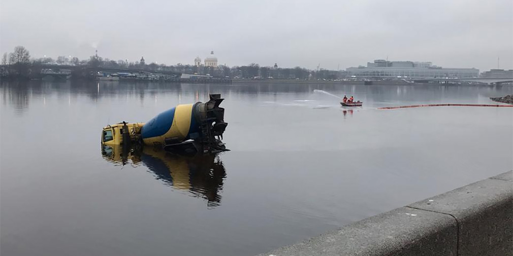 В Санкт-Петербурге бетоновоз упал в Неву