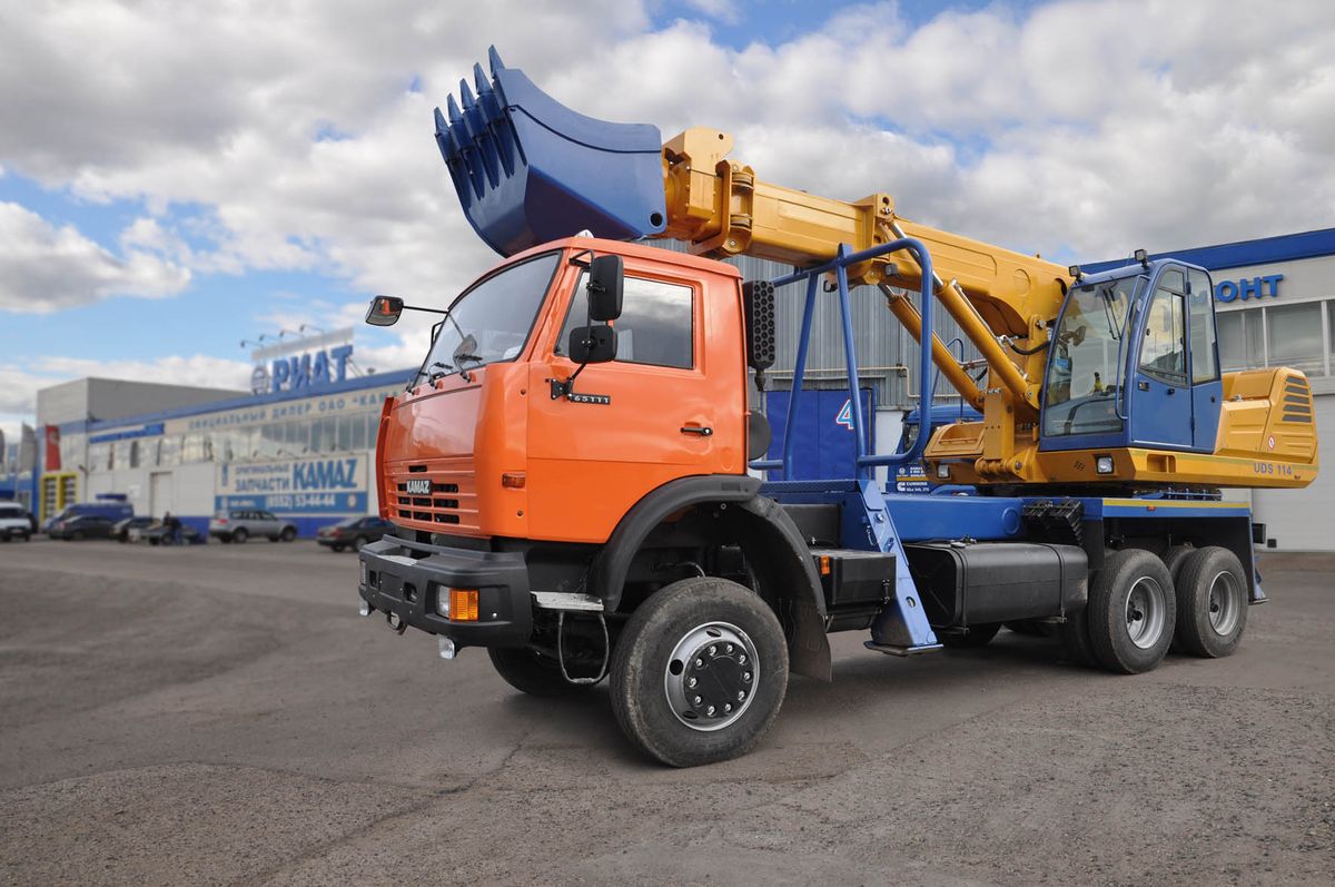 Завод «СПМ Авто» представил экскаватор UDS 214 на базе шасси КАМАЗ-65111