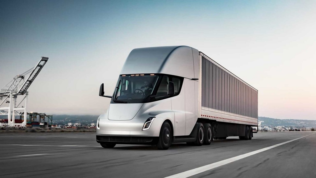 Tesla начала поставки электрогрузовиков Semi