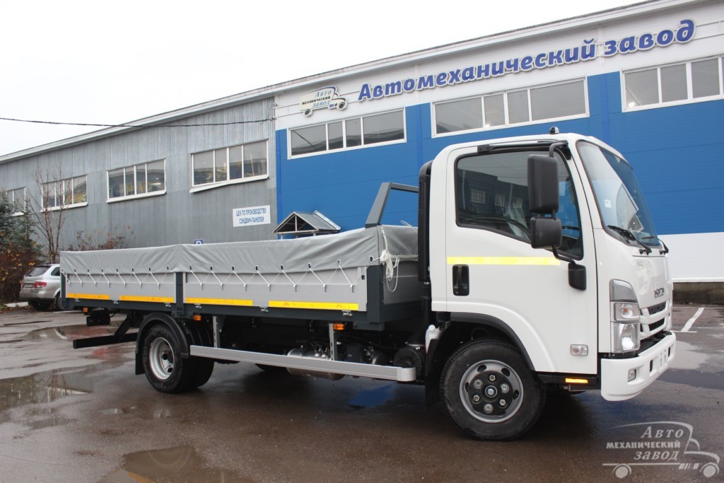 Бортовая платформа с тентом-накидкой на базе Isuzu NQR 90  