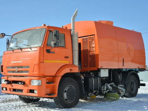 Вакуумная подметально-уборочная машина КО-318Д на шасси КамАЗ-53605