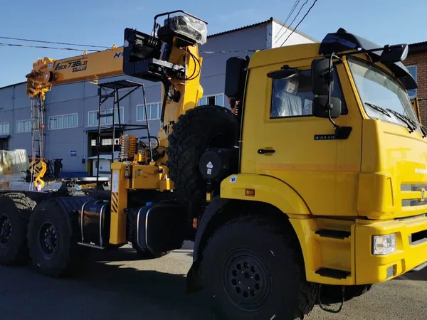 Седельный тягач КамАЗ 43118 с КМУ