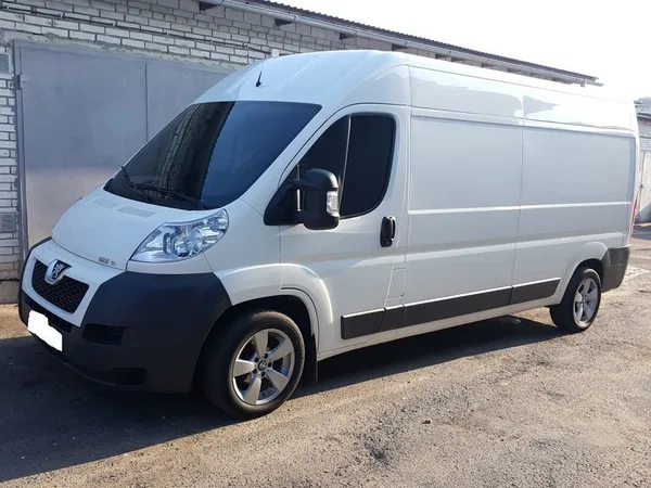 Цельнометаллический фургон Peugeot Boxer