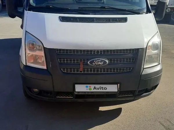 Цельнометаллический фургон Ford Transit