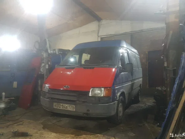 Цельнометаллический фургон Ford Transit