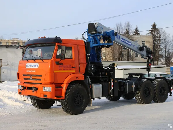 Седельный тягач КамАЗ 43118 с КМУ