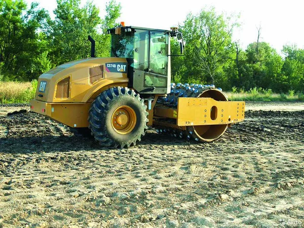 Грунтовый каток Caterpillar CS74B
