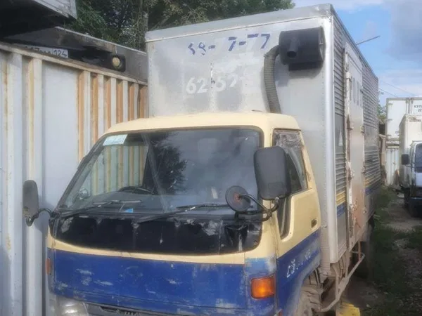 Промтоварный фургон Toyota Dyna
