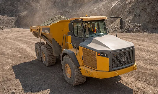 Самосвал с шарнирно-сочлененной рамой John Deere 370E