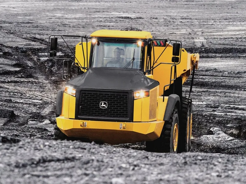 Самосвал с шарнирно-сочлененной рамой John Deere 370E
