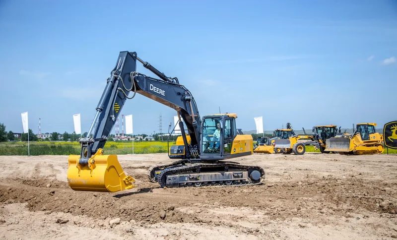 Гусеничный экскаватор John Deere E230 LC