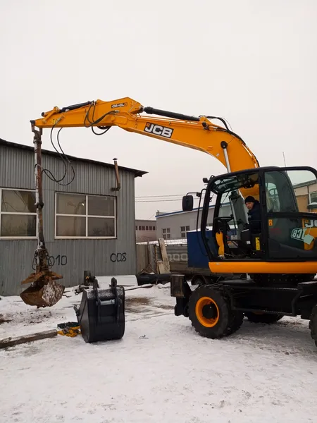 Колесный экскаватор                                                         JCB                                                     16022