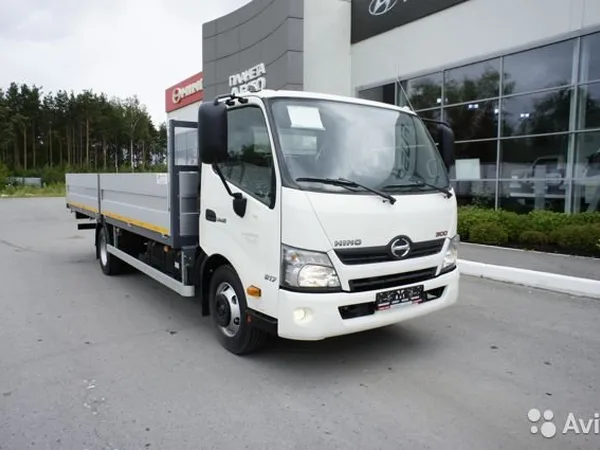 Бортовой автомобиль Hino 300