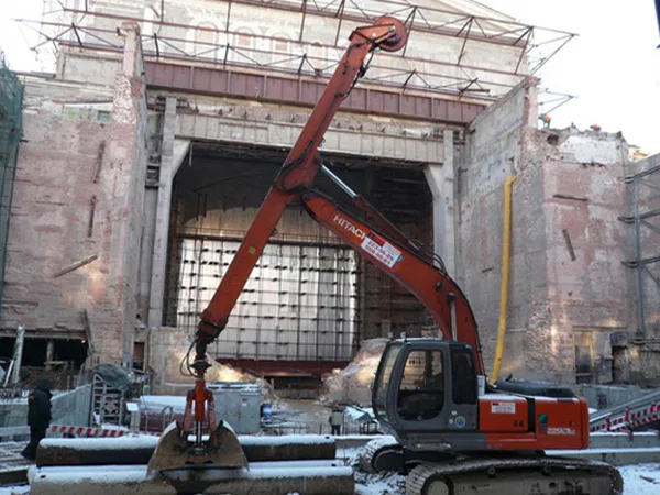 Гусеничный экскаватор  Hitachi ZX225