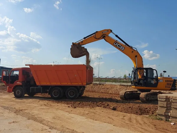 Самосвал Камаз 6520