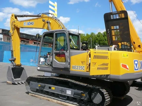 Гусеничный экскаватор XCMG  XE235C