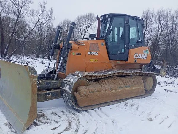 Гусеничный бульдозер CASE 1650l