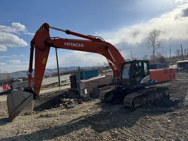 Гусеничный экскаватор Hitachi ZX330