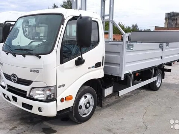 Бортовой автомобиль Hino 300