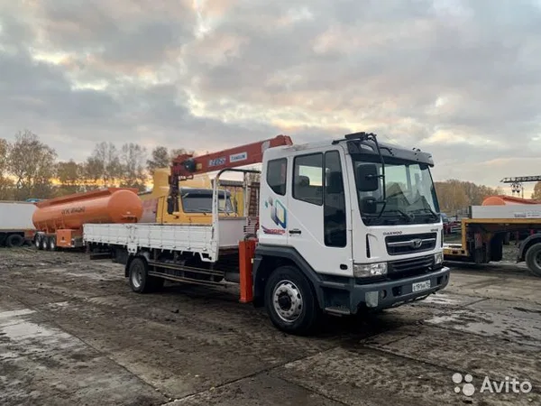 Бортовой грузовик с КМУ Daewoo Novus