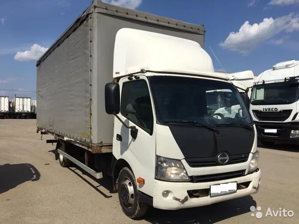 Тентованный автомобиль Hino 300
