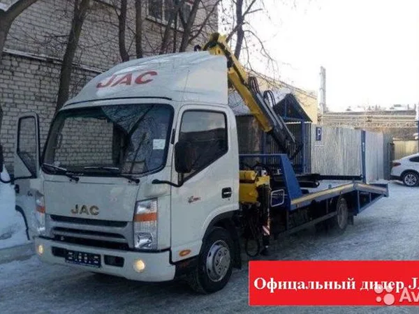 Эвакуатор JAC N80 с ломаной платформой и КМУ