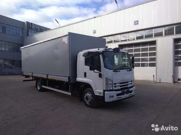 Тентованный автомобиль Isuzu