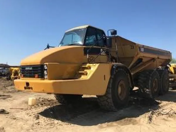 Сочлененный самосвал Caterpillar 740B
