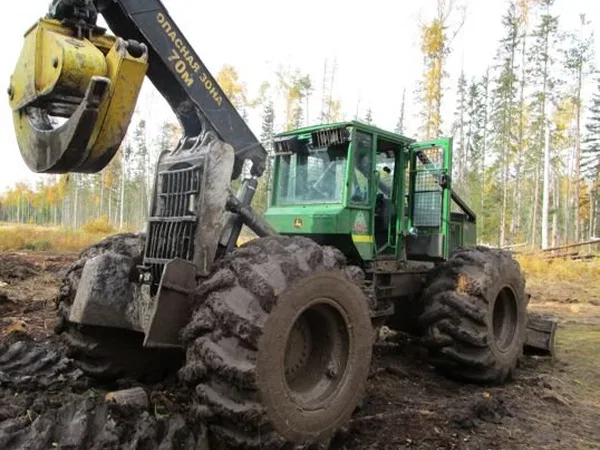 Трелёвочный трактор John Deer 748G-III