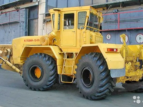 Промышленный тягач Кировец К-703ма-12