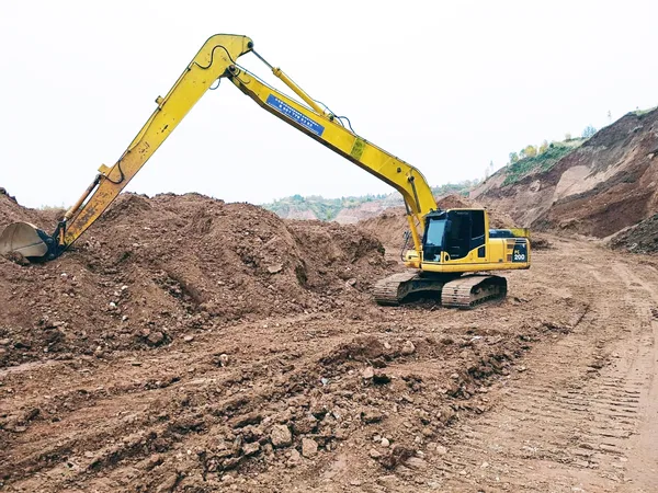 Длиннорукий гусеничный экскаватор Komatsu PC200-8M0 длинная стрела 16 м