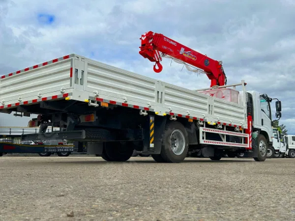 Бортовой грузовик ISUZU 4x2 дв 139kw гп 6т, c КМУ UNIC URV635YK гп 6, 3т 5 секций, стрела 13.38м, кузов 6000*2450*600 люлька, спальник