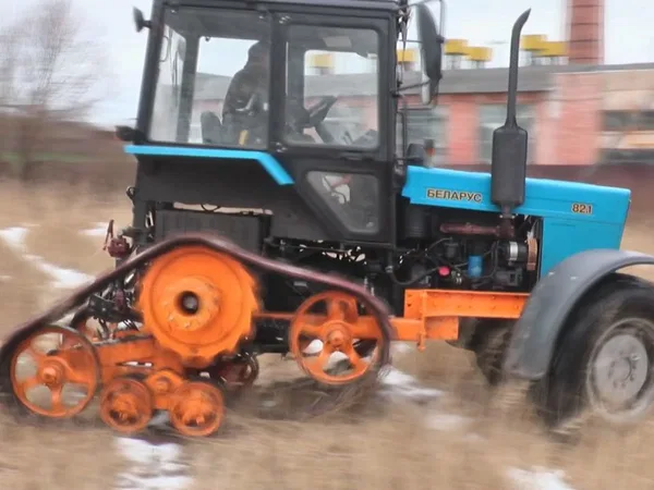 Гусеничный трактор МТЗ Беларус 82.1