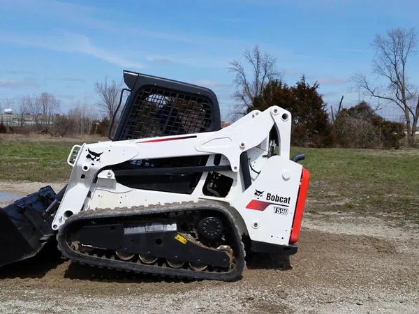 Гусеничный мини-погрузчик Bobcat T590