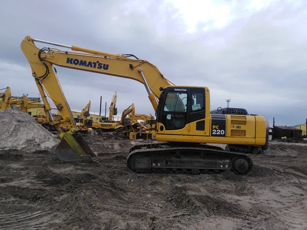 Гусеничный экскаватор Komatsu PC220-8M1