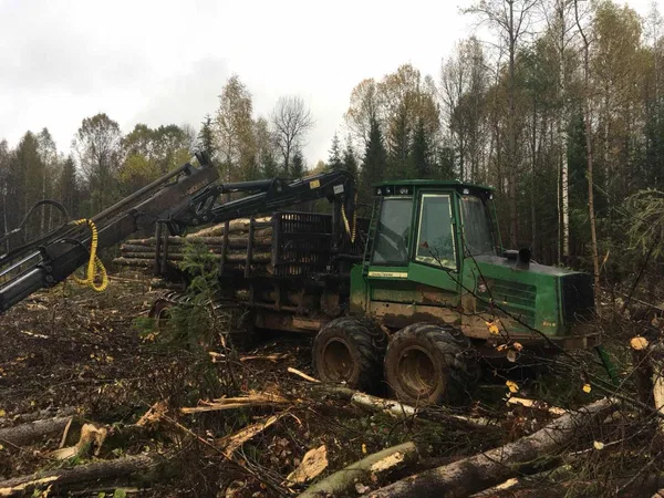 Форвардер John Deere 1410D