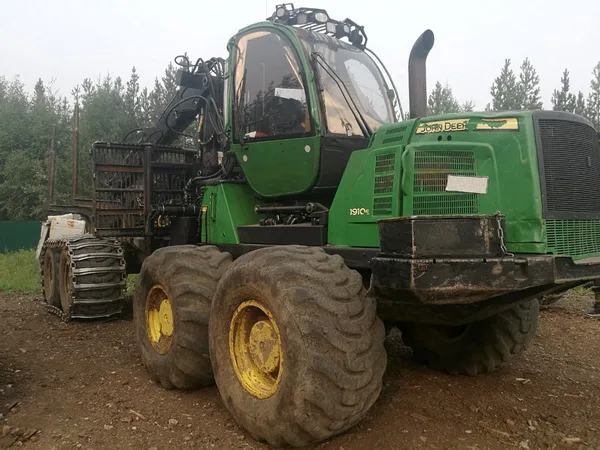 Форвардер John Deere 1910E