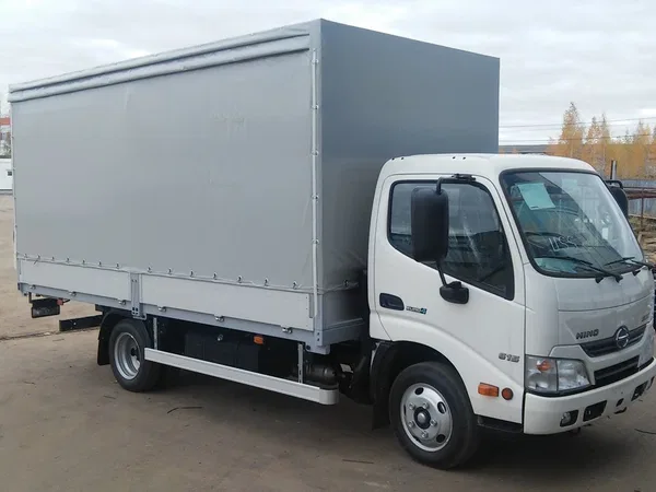 Тентованный автомобиль Hino 300