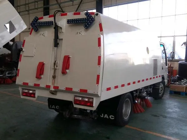 Вакуумная подметально-уборочная машина JAC N120