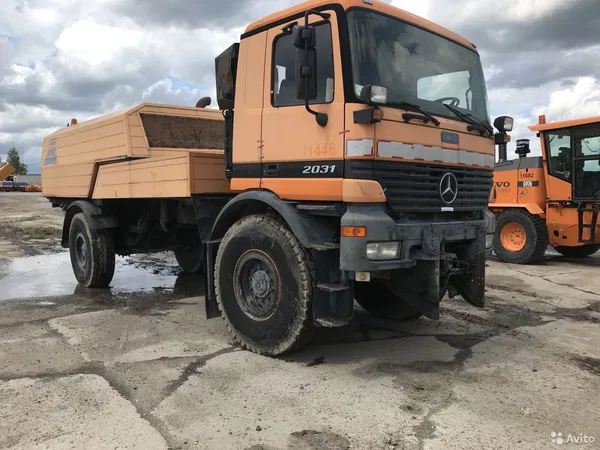 Аэродромная подметально-уборочная машина Mercedes-Benz Actros 2031